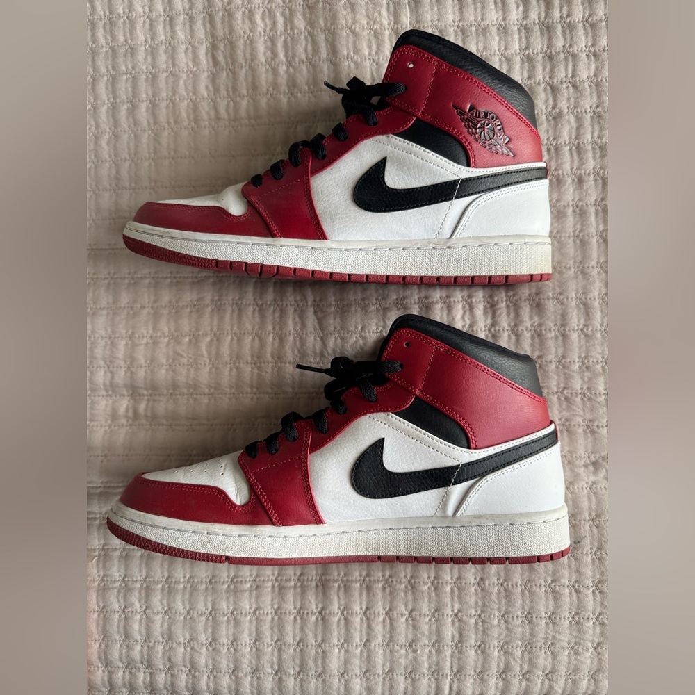 Jordan 1 Chicago Mid size 12 worn without box